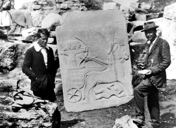 T. E. Lawrence Leonard Woolleyn kanssa Carchemishissä, Syyriassa, 1911